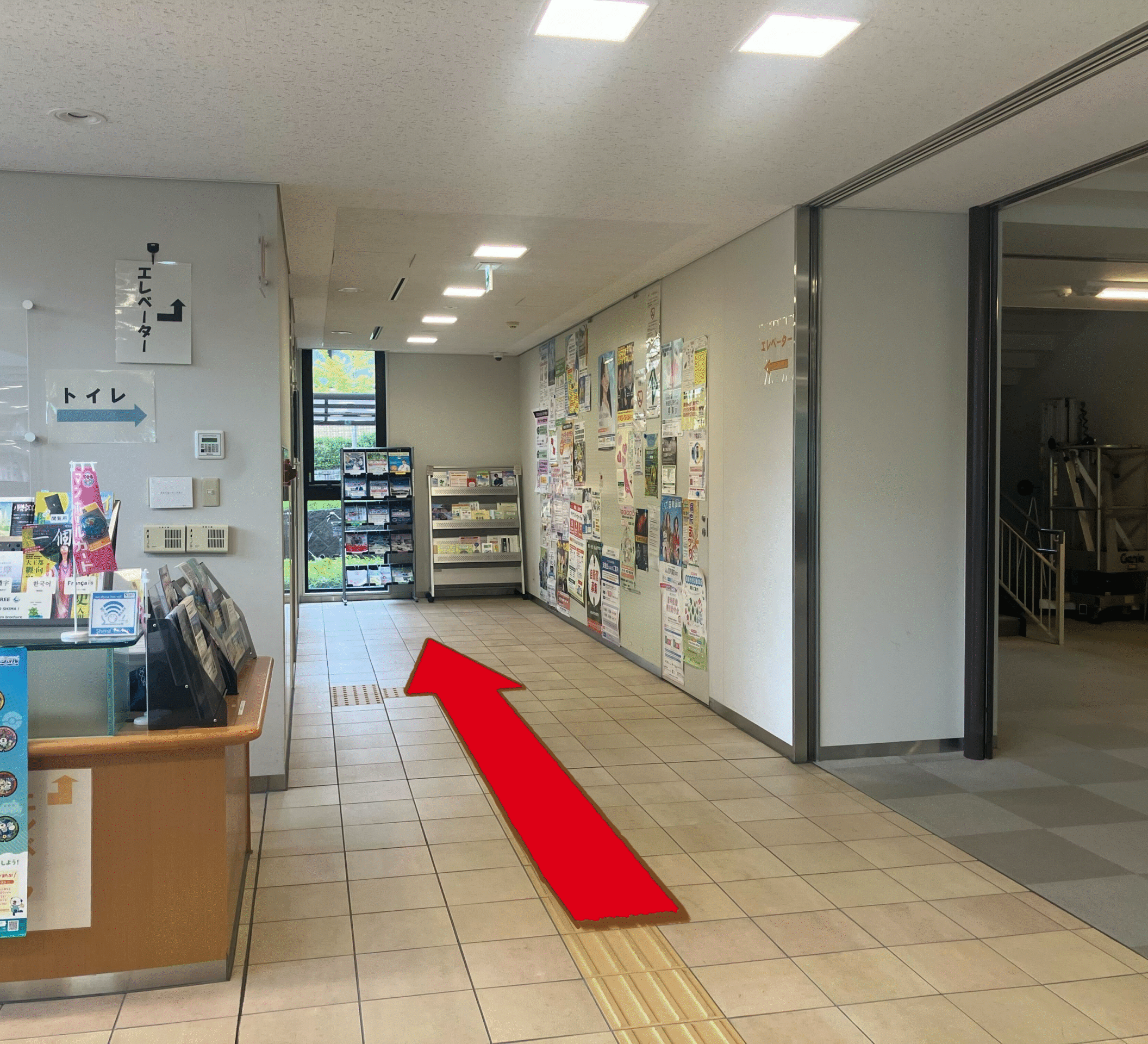 志摩市役所1階からエレベーターへの順路案内図