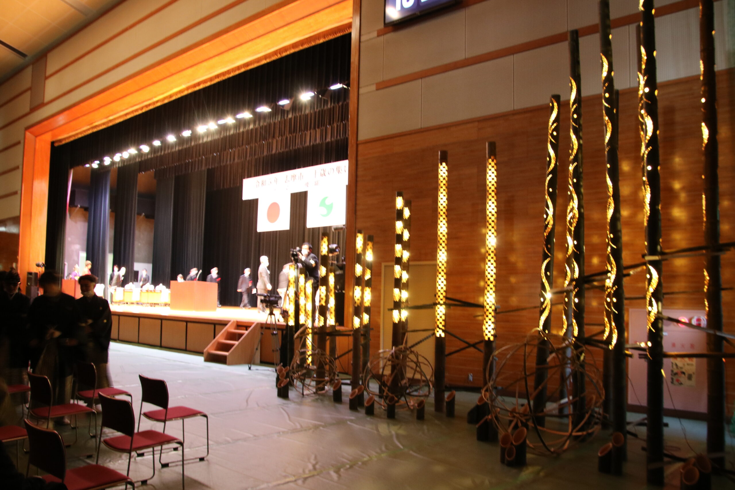 R5 志摩市 二十歳の集い 竹あかりと会場の様子